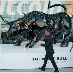 Le Miami Bull et son panneau devant la convention Bitcoin de Miami Beach en 2022