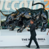 Le Miami Bull et son panneau devant la convention Bitcoin de Miami Beach en 2022