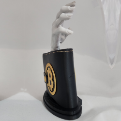 Wallet Fantôme vu de trois quarts - volume du coffre et relief du logo Bitcoin