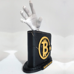 Wallet Fantôme vu de face - main blanche surgissant du coffre noir au logo BTC doré