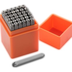Poinçons métal sortis de leur coffret - tiges gravées pour frapper une seed phrase