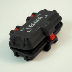 Étui mini coffre pour Ledger Nano S et X - coffret rigide noir et rouge fermé