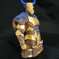 Buste taureau Bitcoin vu de trois quarts gauche - armure dorée et cornes bleues