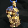 Buste taureau Bitcoin vu de trois quarts gauche - armure dorée et cornes bleues