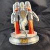 Rocketman BNB vu de face - réacteurs orange et socle doré gravé BNB