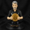 Buste de Michael Saylor vu de face - veste noire et pièce Bitcoin dorée entre les mains