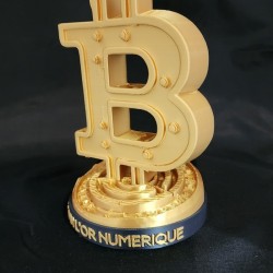 Trophée Bitcoin l'or numérique vu de trois quarts - épaisseur du logo et reflets dorés