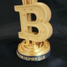Trophée Bitcoin l'or numérique vu de trois quarts - épaisseur du logo et reflets dorés