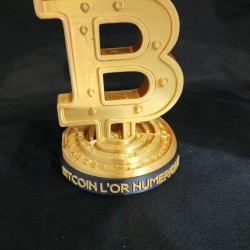 Trophée Bitcoin l'or numérique vu de profil - volume du logo BTC imprimé en 3D