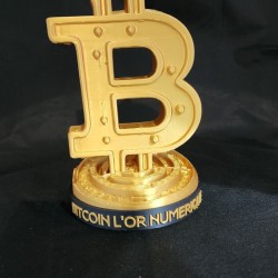 Trophée Bitcoin l'or numérique vu de face - logo BTC doré massif sur socle rond gravé