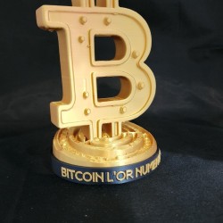 Trophée Bitcoin l'or numérique en gros plan - gravure du socle et finition or