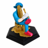 Statuette le Bitcoin est en weekend de profil - jambes croisées, baskets roses et flaque d'or fondu