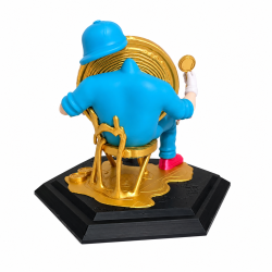 Statuette le Bitcoin est en weekend vue de dos - survêtement bleu, casquette et pièce Bitcoin en main