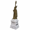 Statuette Bitcoin la Liberté vue de dos - dos du drapé et détail du socle du piédestal