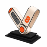 Logo Bitcoin orange et marquage LEDGER sur la statuette The wallet cold