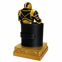 Wallet Médiéval vu de dos : sangle du portefeuille et socle doré ciselé