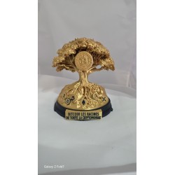 Statuette racines de la crypto vue de face, plaque gravée sur le socle noir