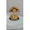 Statuette racines de la crypto vue de face, plaque gravée sur le socle noir
