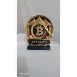 Trophée pour le minage Bitcoin en impression 3D dorée, socle noir gravé BITCOIN MINING