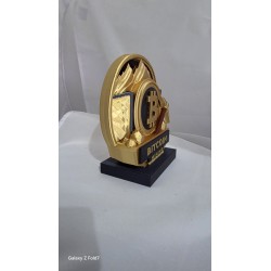 Trophée pour le minage vu de côté, pioche et pépites d'or