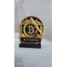 Trophée pour le minage Bitcoin de face, plaque BITCOIN MINING sur le socle