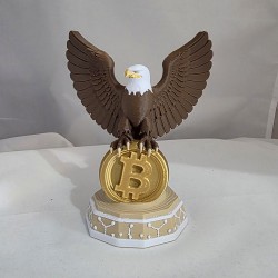Aigle gardien du Bitcoin de face, serres posées sur la pièce dorée