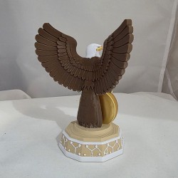Statuette de l'aigle gardien vue de dos, ailes déployées sur socle octogonal