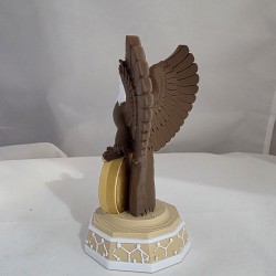 Profil de la statuette aigle et pièce Bitcoin dorée en impression 3D