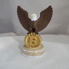 Statuette aigle gardien du Bitcoin de face, socle octogonal beige et blanc