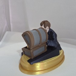 Statuette Le Trésor de Strategy de trois quarts arrière, veste bleu nuit