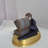 Statuette Le Trésor de Strategy de trois quarts arrière, veste bleu nuit