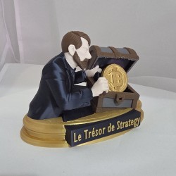 Statuette Le Trésor de Strategy de profil, coffre et socle doré