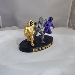 La course du trio gagnant de face, coureurs or, argent et violet