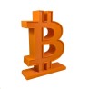 Enseigne Bitcoin éteinte vue de trois quarts - logo BTC orange mat sur son pied