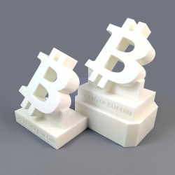 Trophées Bitcoin vus de trois quarts - logo BTC en relief sur socle imprimé en 3D